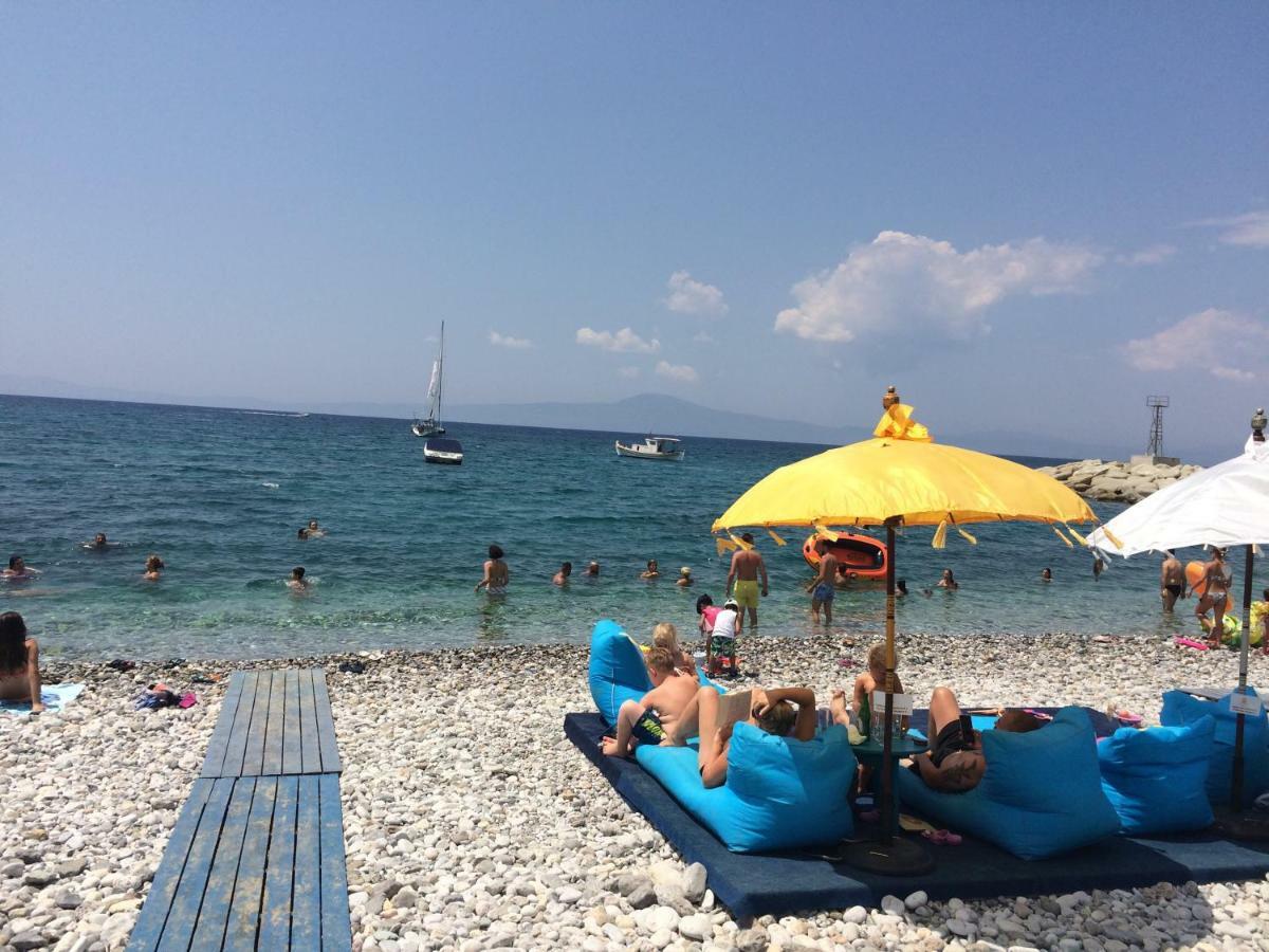 Agali 1 Mesonet In Front Of The Sea Akrogialion Exterior foto